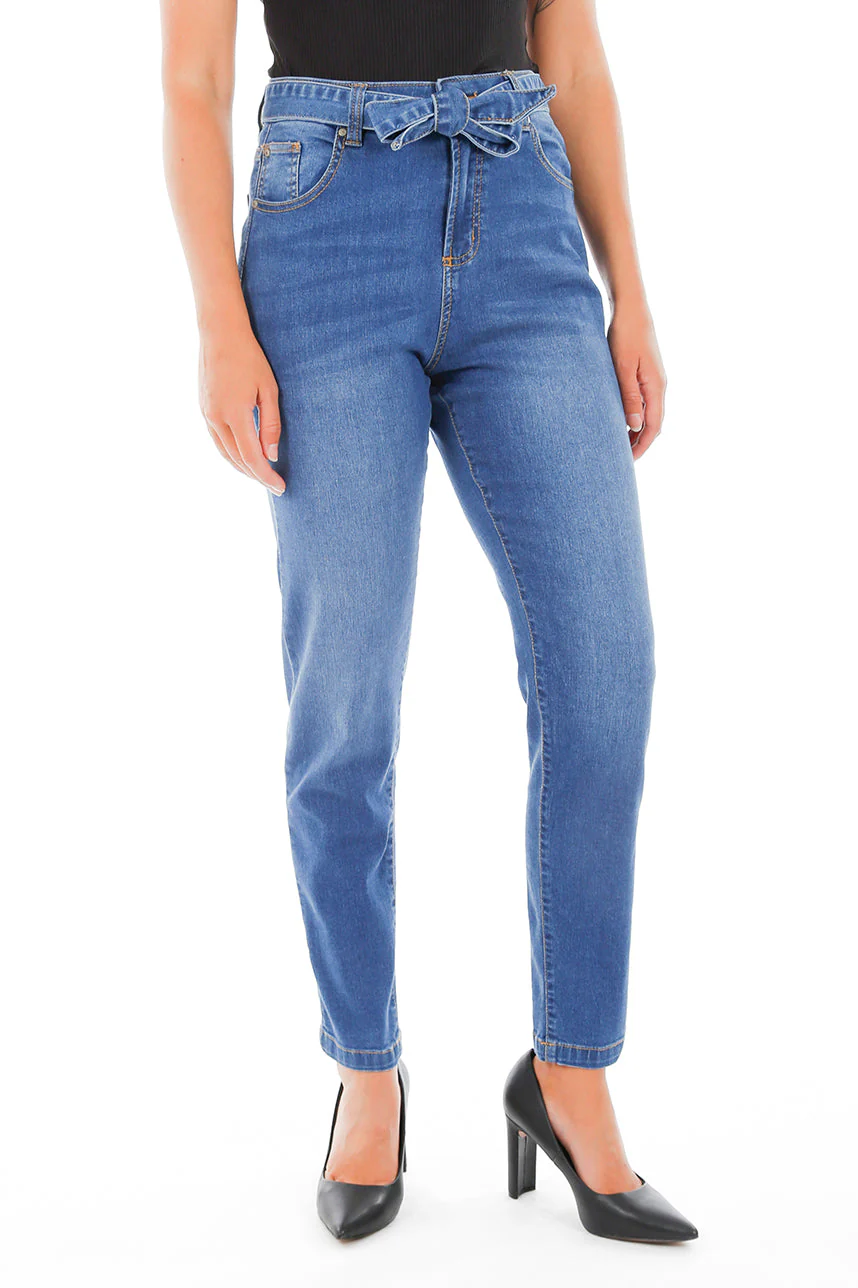 Le jeans Mia (Mom) avec ceinture - Image 2