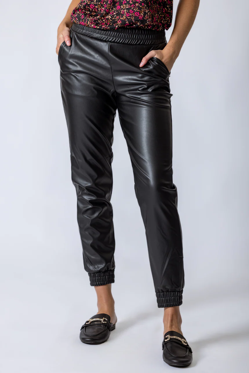 Le pantalon jogger en simili cuir