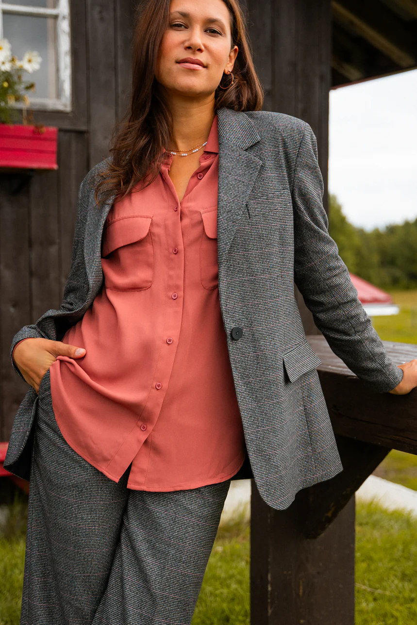 Le blazer à carreaux avec épaulettes
