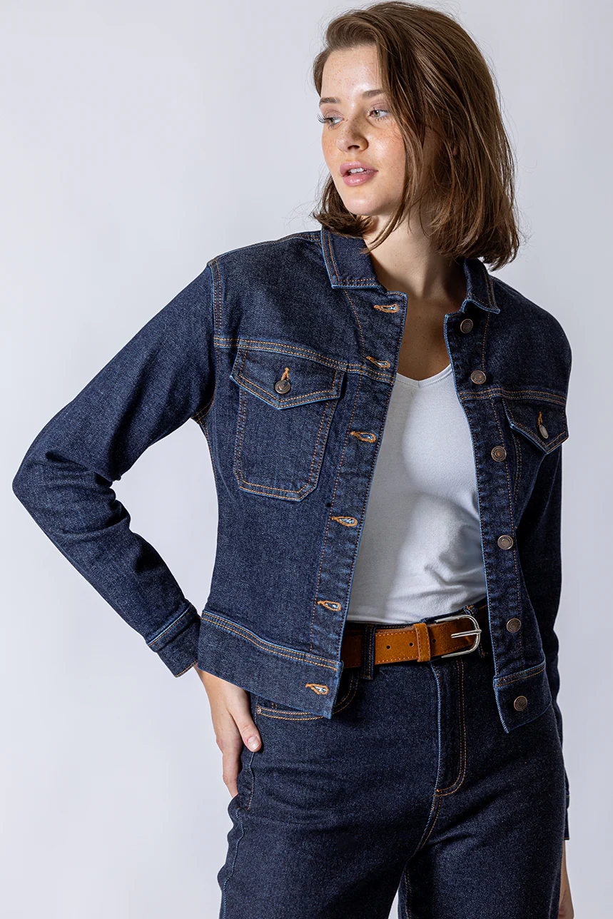 Le manteau en denim bleu foncé