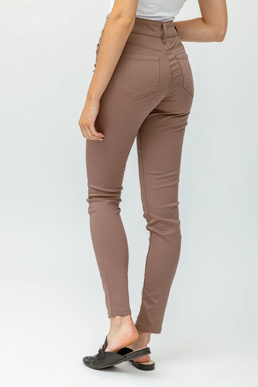 Le jeans étroit sculptant de couleur 2 boutons - Image 12