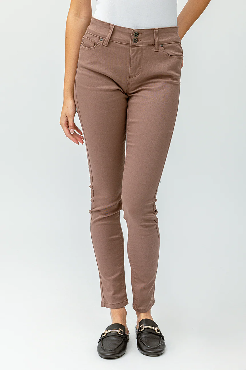 Le jeans étroit sculptant de couleur 2 boutons - Image 13