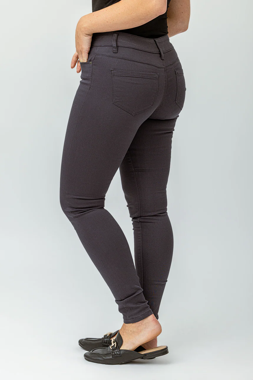 Le jeans étroit sculptant de couleur 2 boutons - Image 15