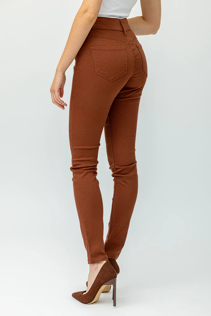 Le jeans étroit sculptant de couleur 2 boutons - Image 17