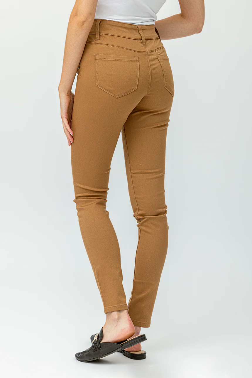 Le jeans étroit sculptant de couleur 2 boutons - Image 19