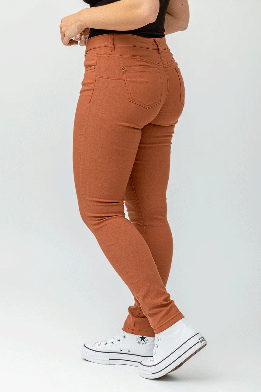 Le jeans étroit sculptant de couleur 2 boutons - Image 4