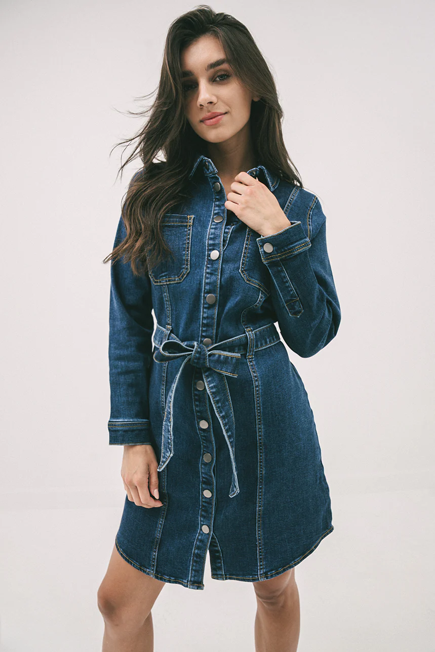 La robe en denim col chemisier