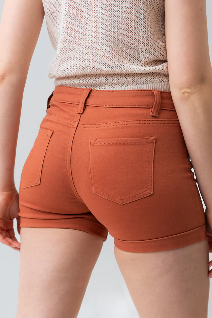 Le short sculptant en denim coloré - Image 8