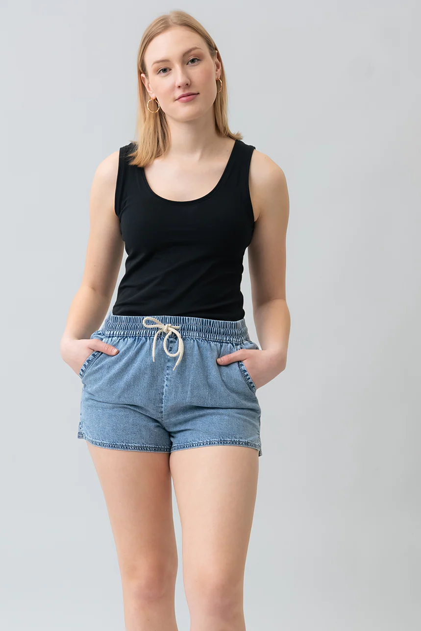 Le short en denim délavé