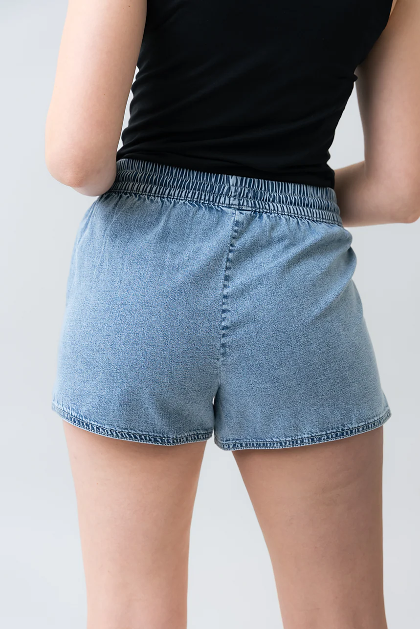 Le short en denim délavé - Image 4
