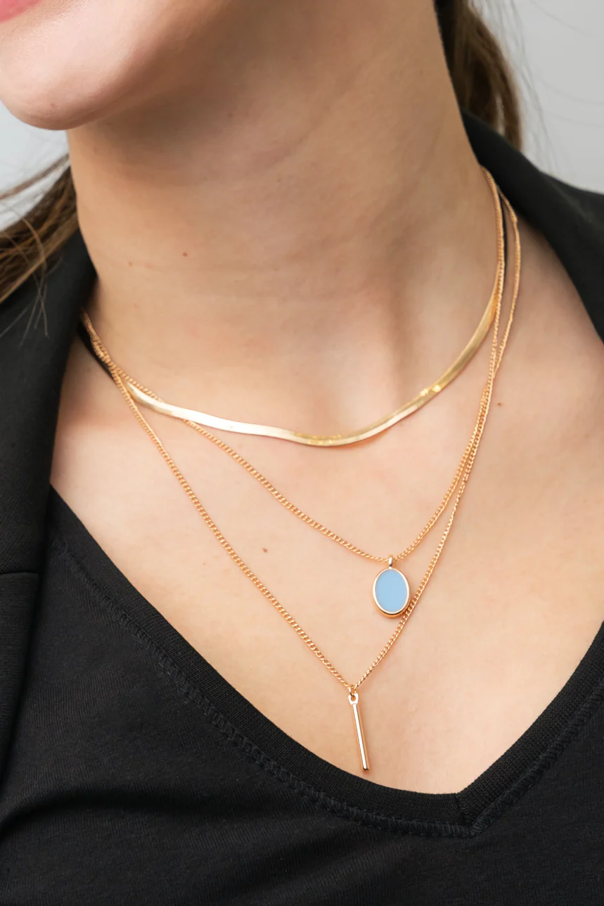 Le collier triple chaîne à breloques