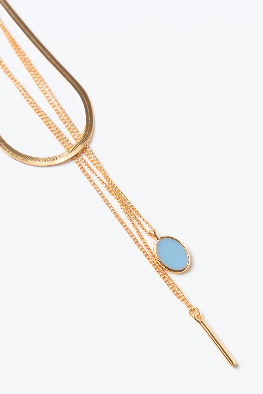 Le collier triple chaîne à breloques - Image 2