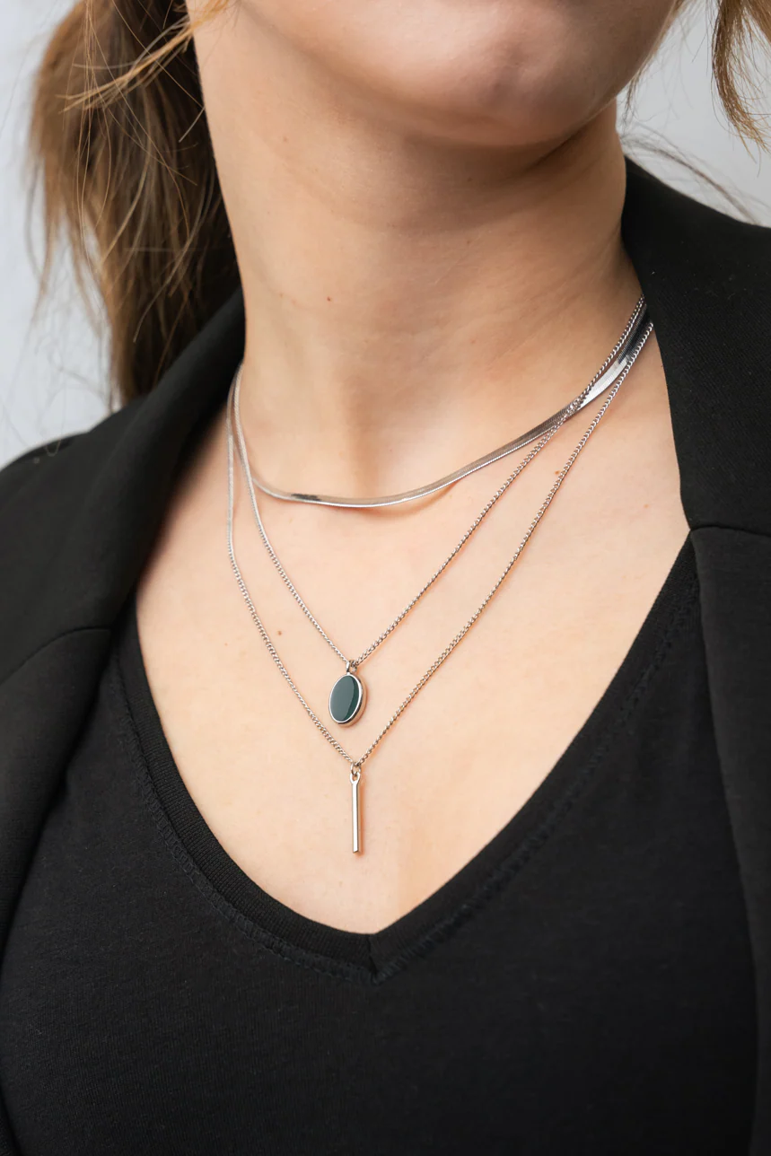 Le collier triple chaîne à breloques - Image 3