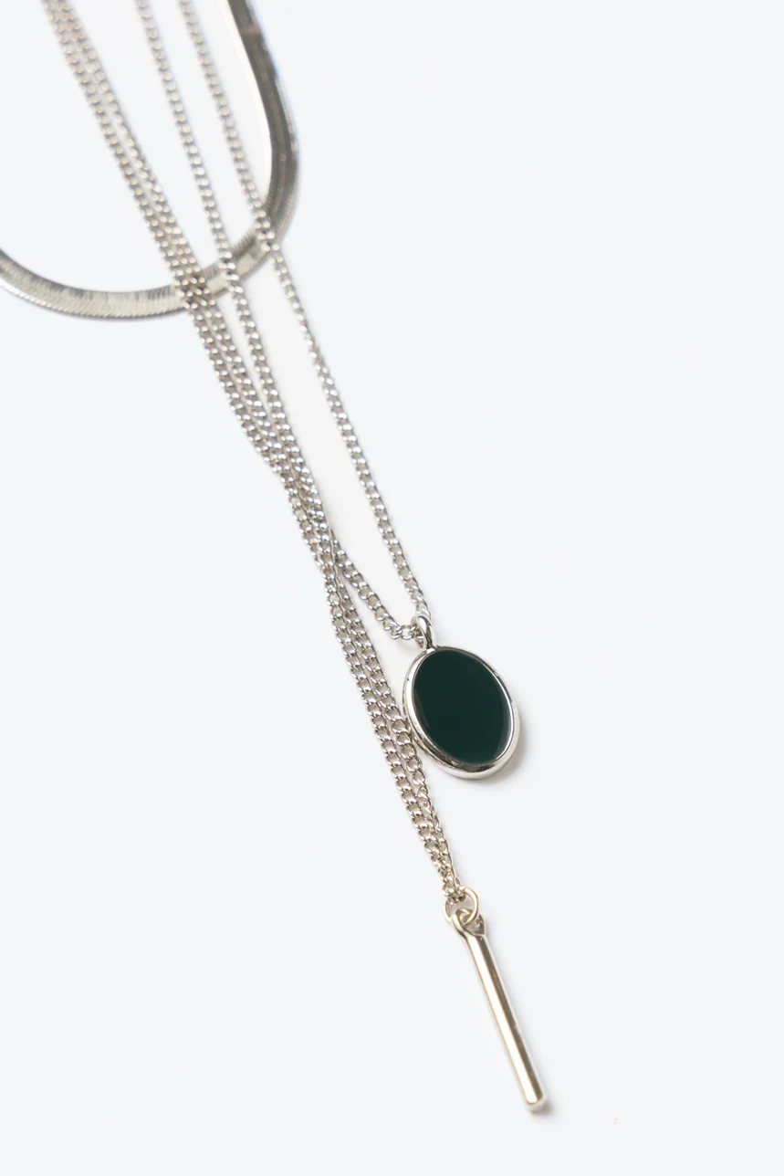 Le collier triple chaîne à breloques - Image 4