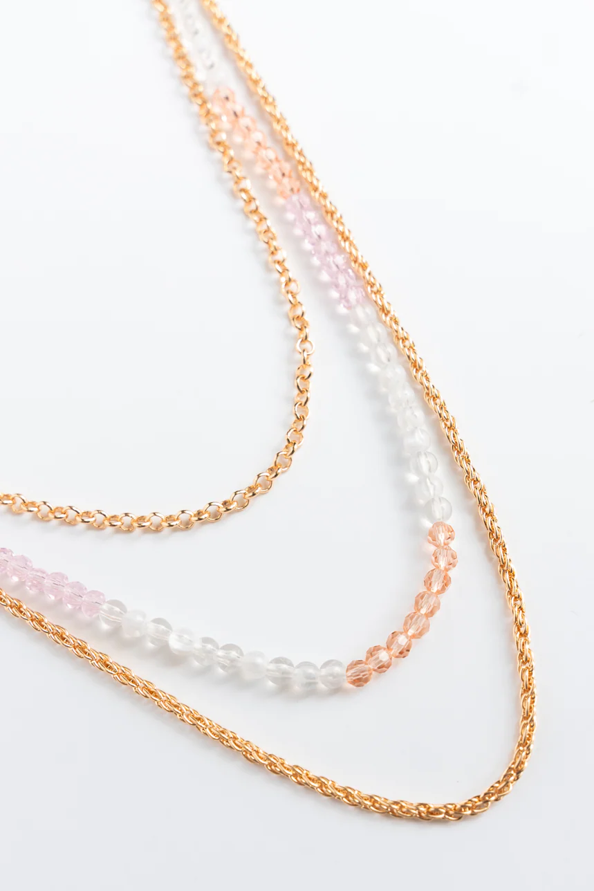 Le collier multi chaînes et billes de couleurs