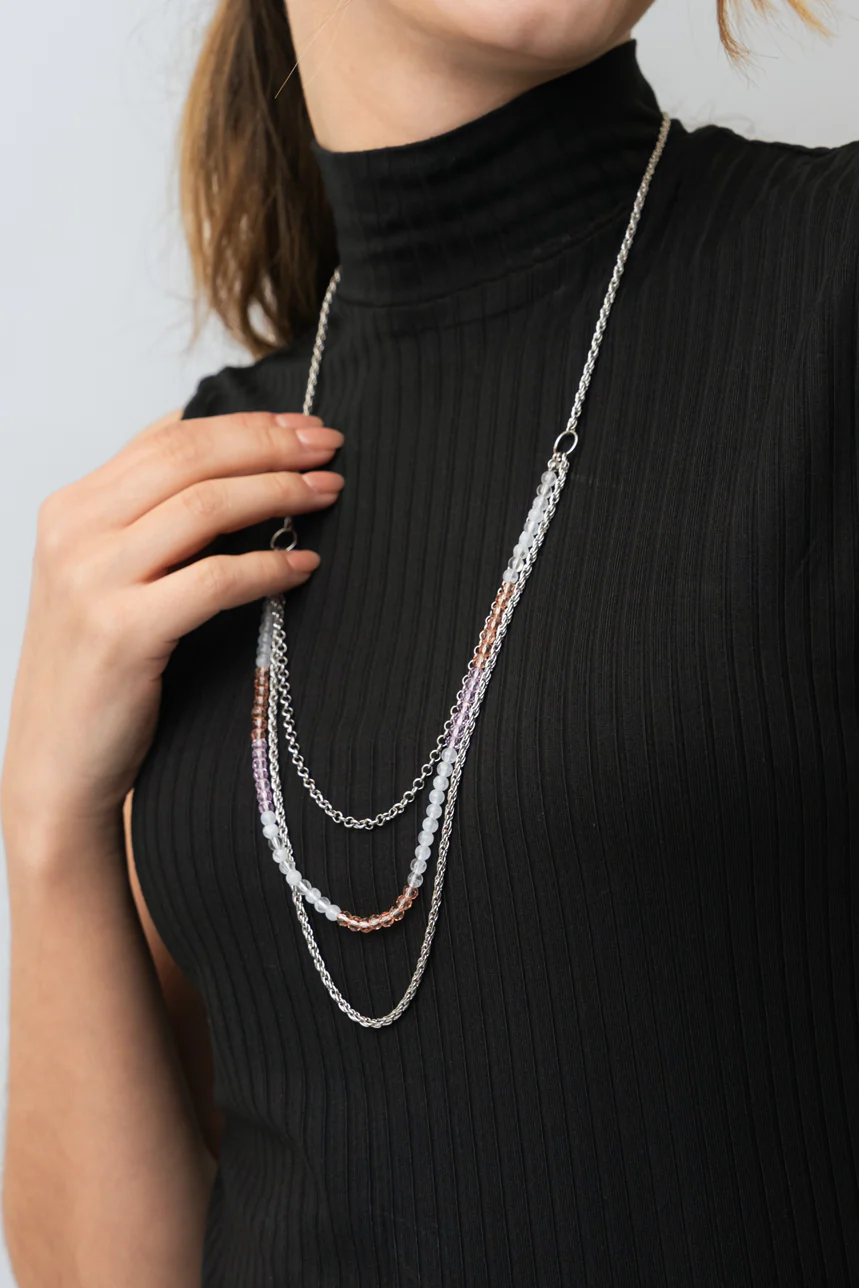 Le collier multi chaînes et billes de couleurs - Image 2