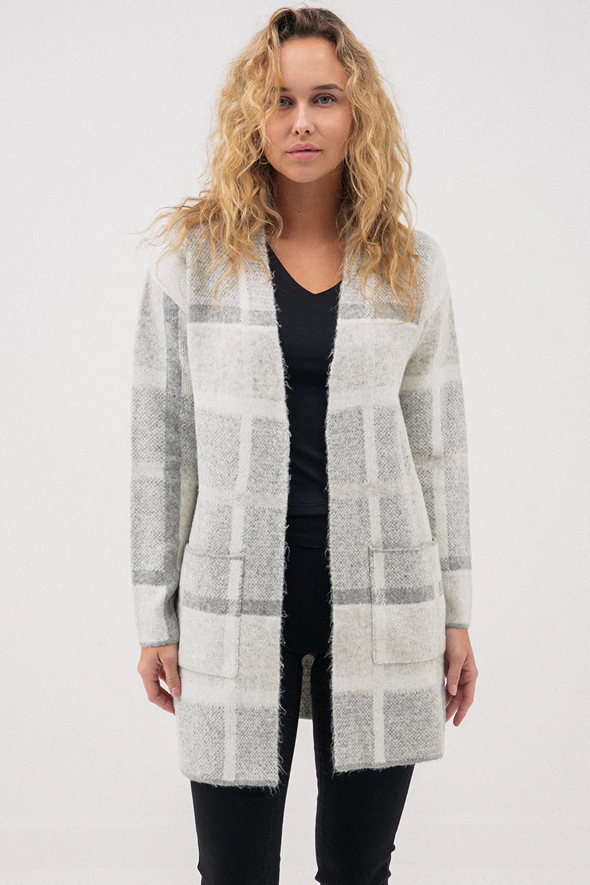 Le cardigan long à carreaux