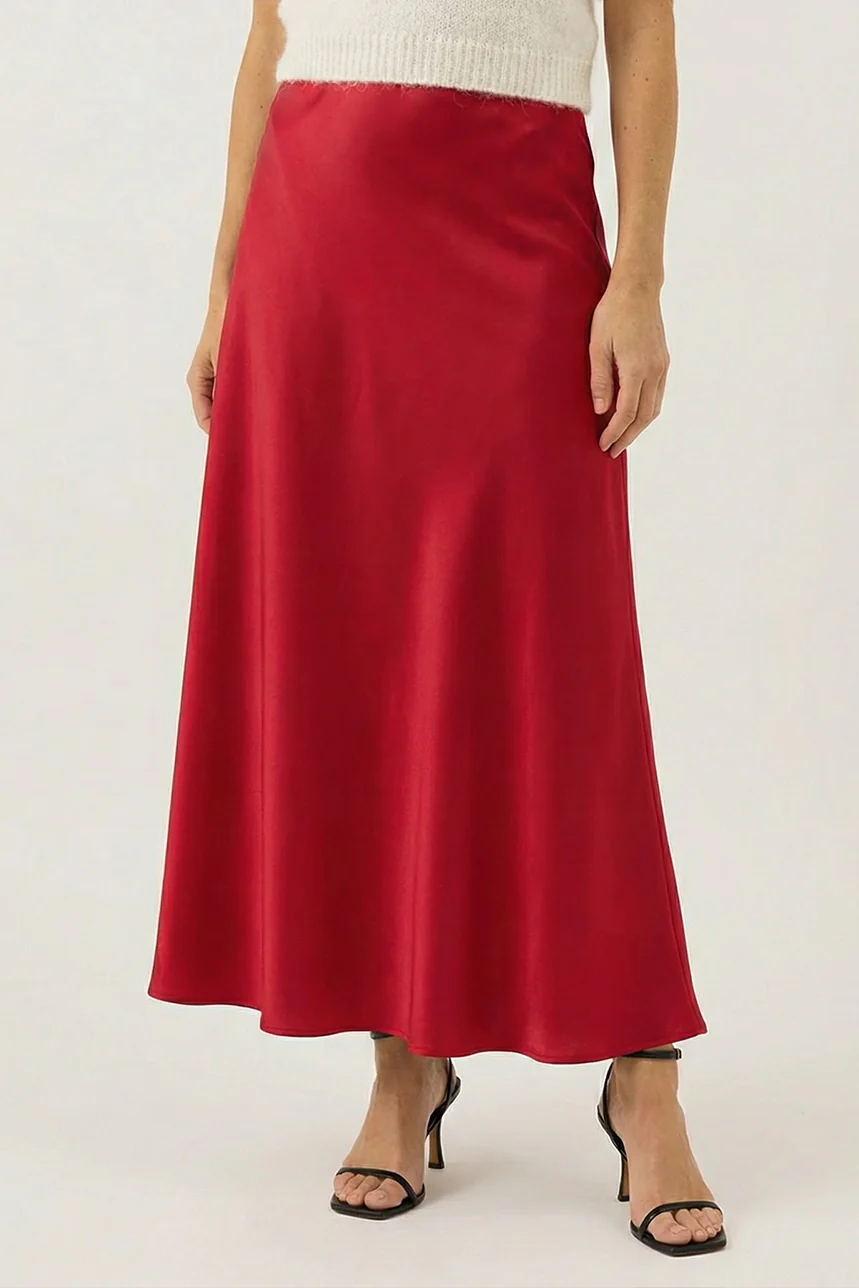 La jupe en satin rouge - Image 2