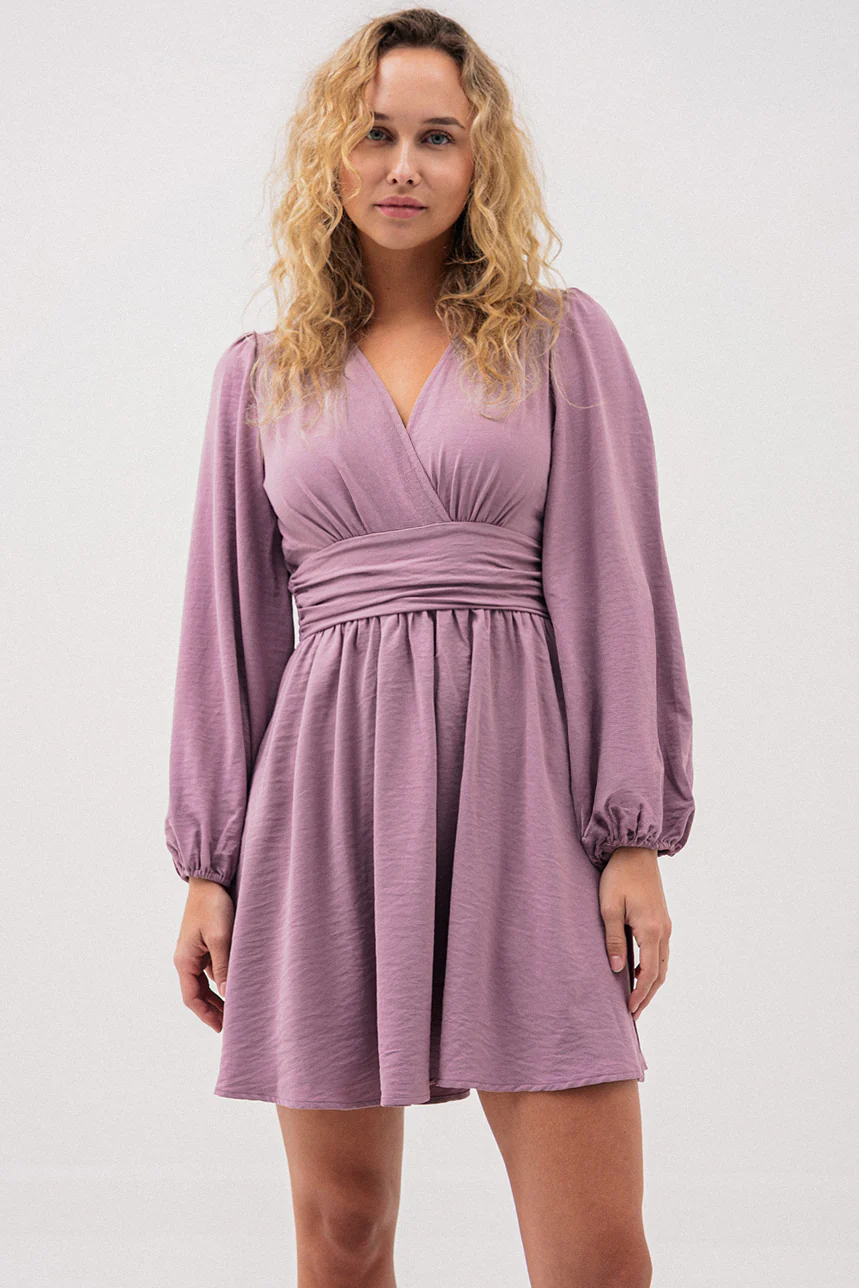 La robe lavande cintrée à la taille