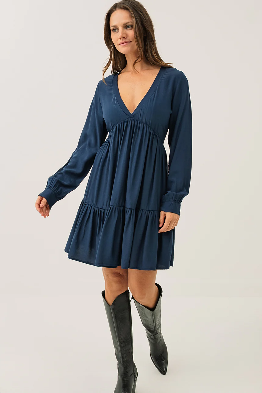 La robe marine ample avec jupe étagée à fronce