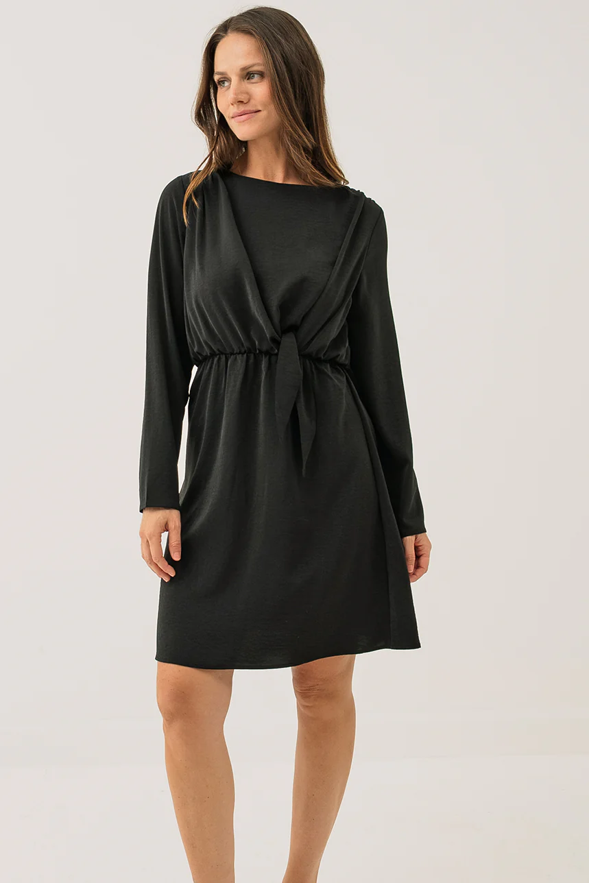 La robe noire avec nœud à la taille