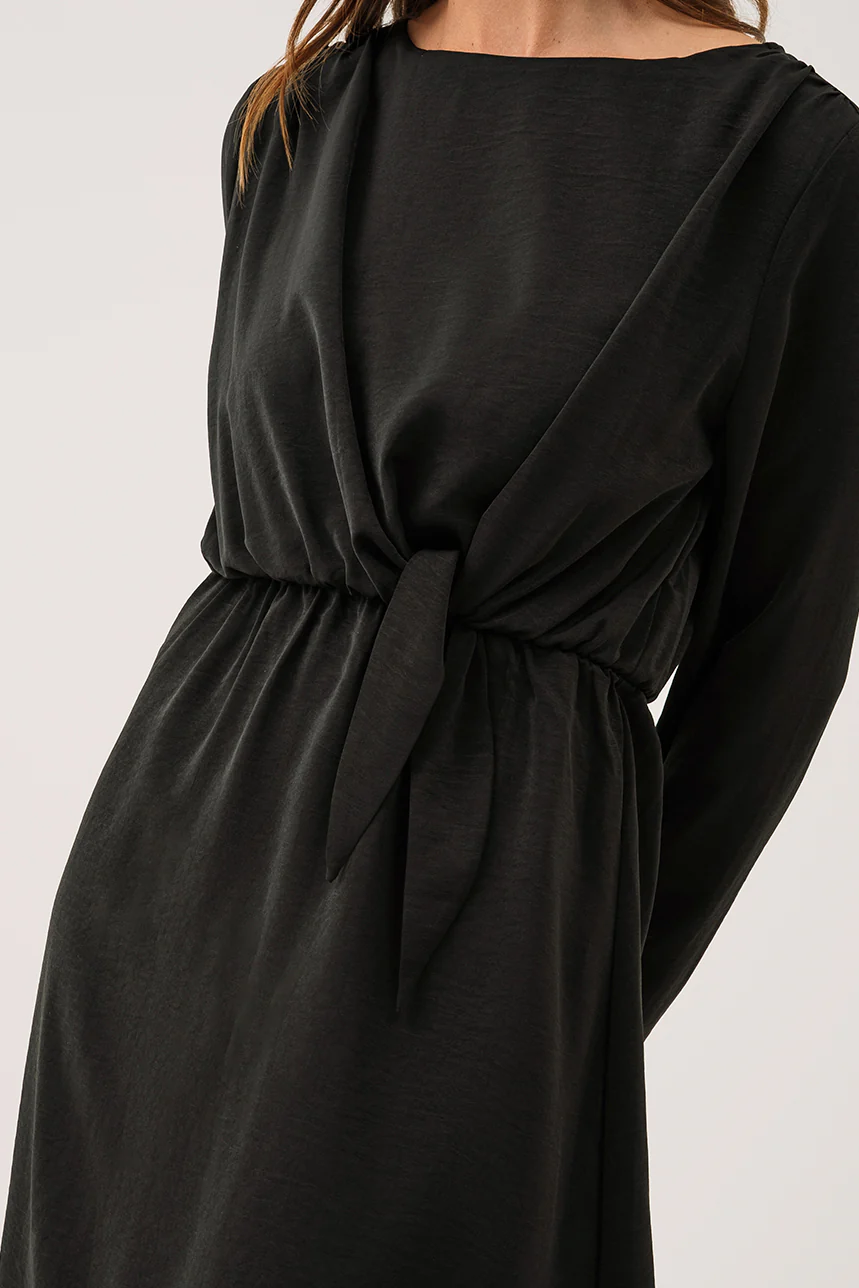 La robe noire avec nœud à la taille - Image 2