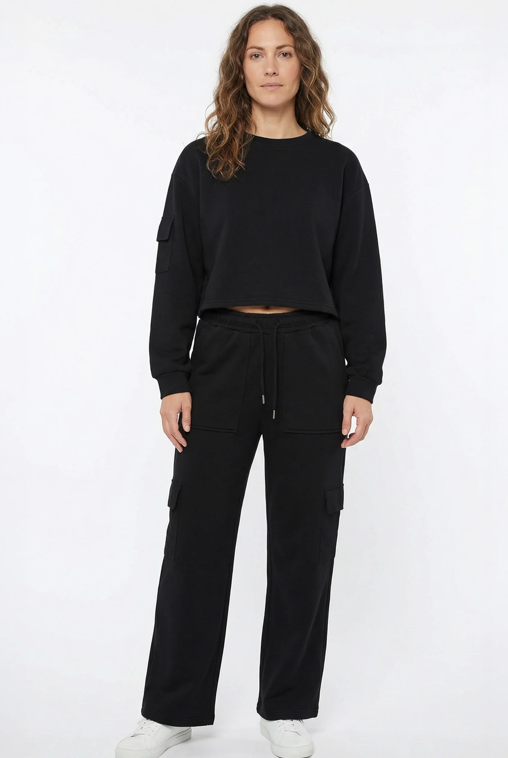 Le pantalon cargo noir à taille élastique