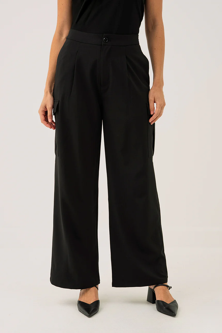 Le pantalon noir propre avec poches cargo