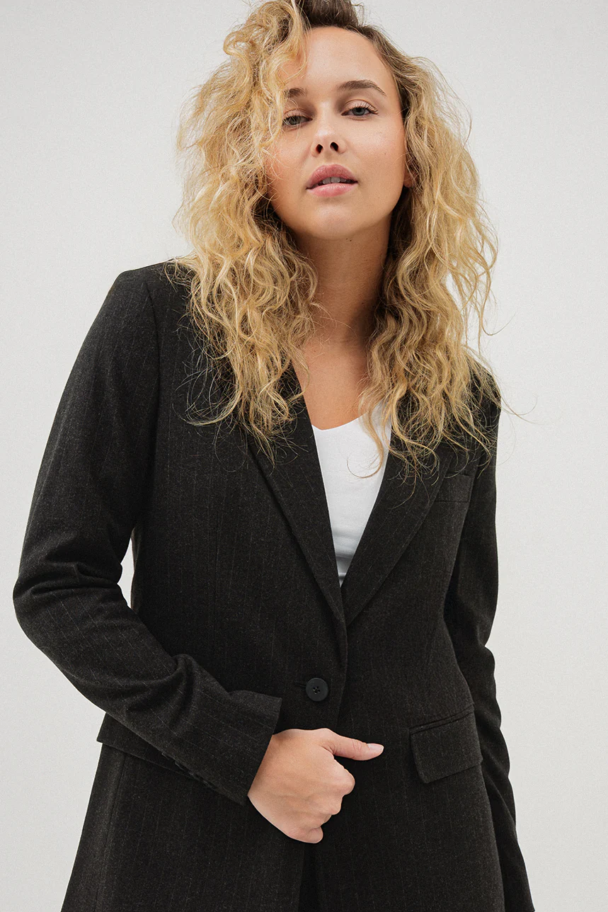 Le blazer uni ample noir ligné
