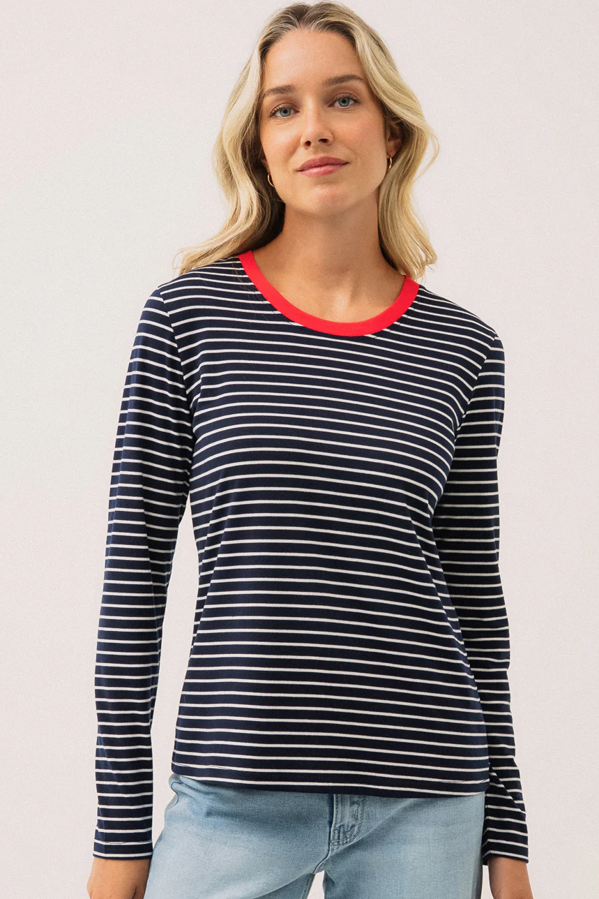 Le t-shirt à manches longues rayé marine et blanc avec col côtelé rouge