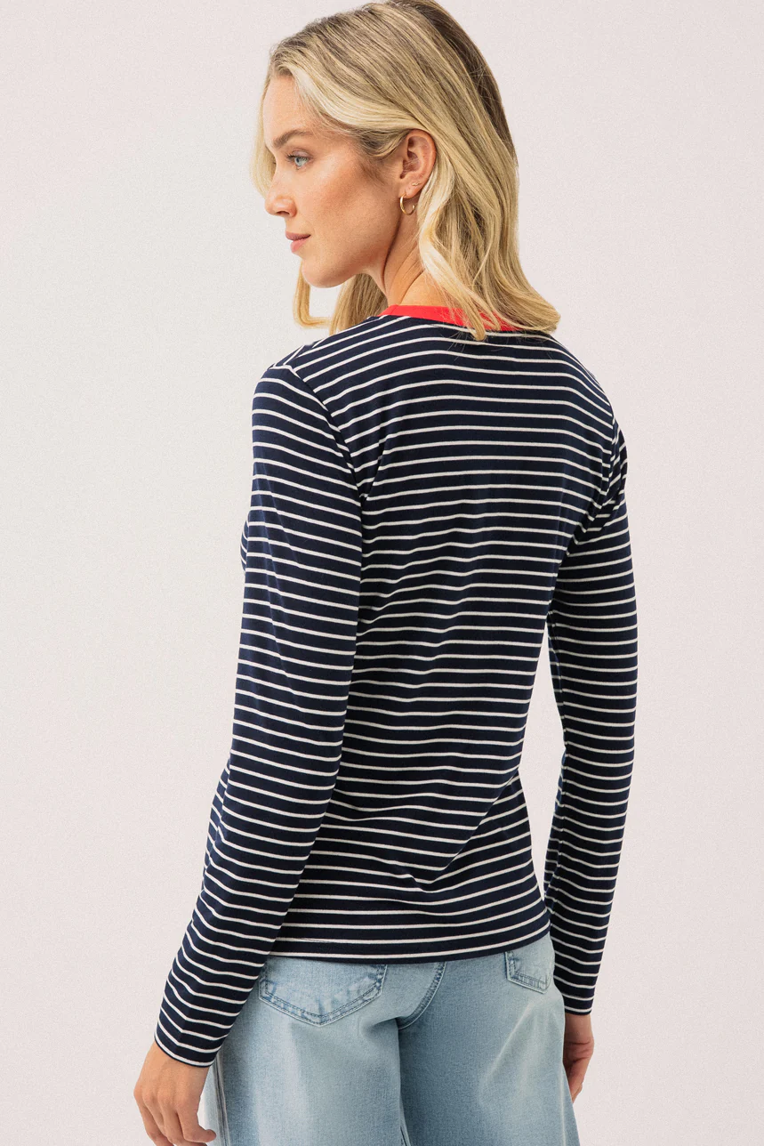 Le t-shirt à manches longues rayé marine et blanc avec col côtelé rouge - Image 4