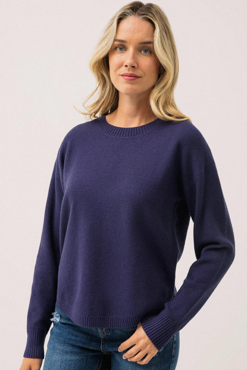 Le chandail marine en tricot texturé