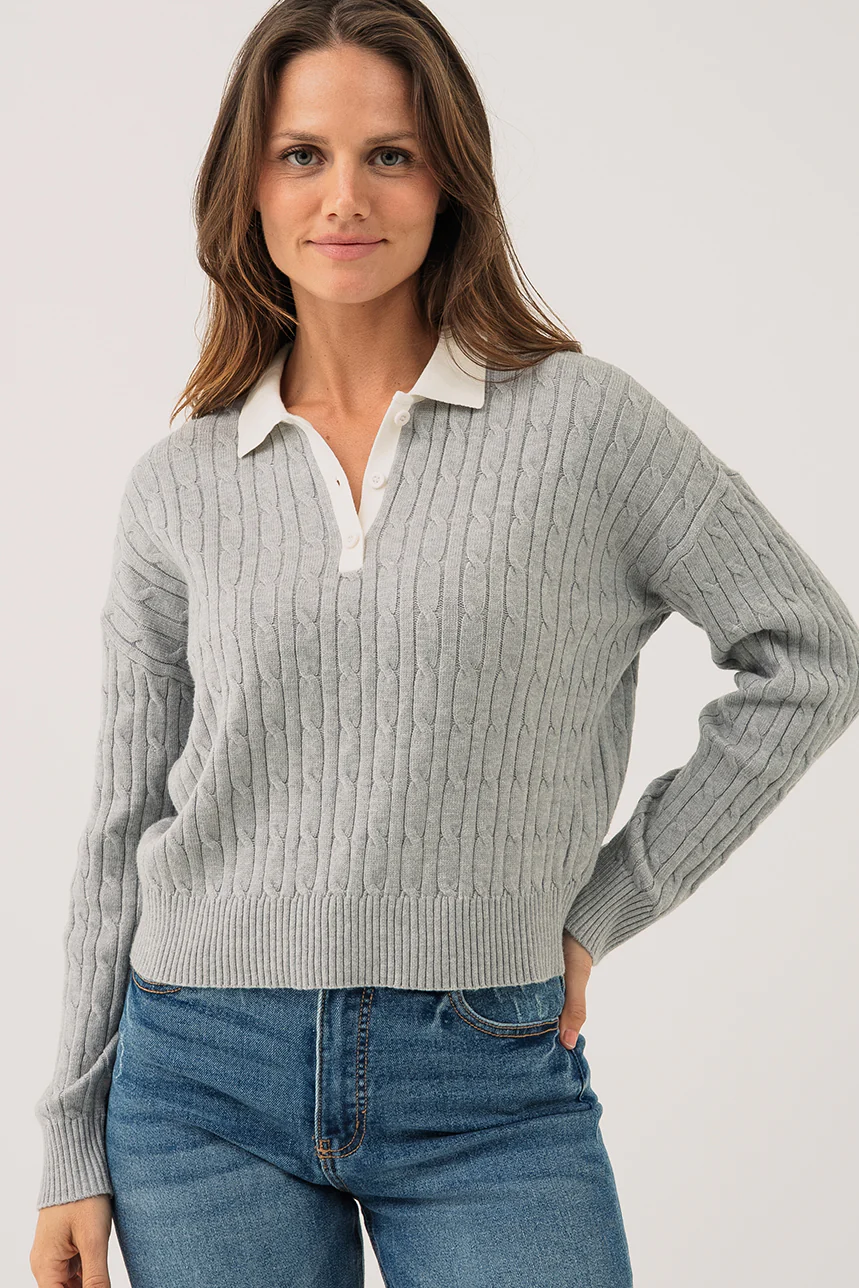 Le polo gris en tricot avec col blanc