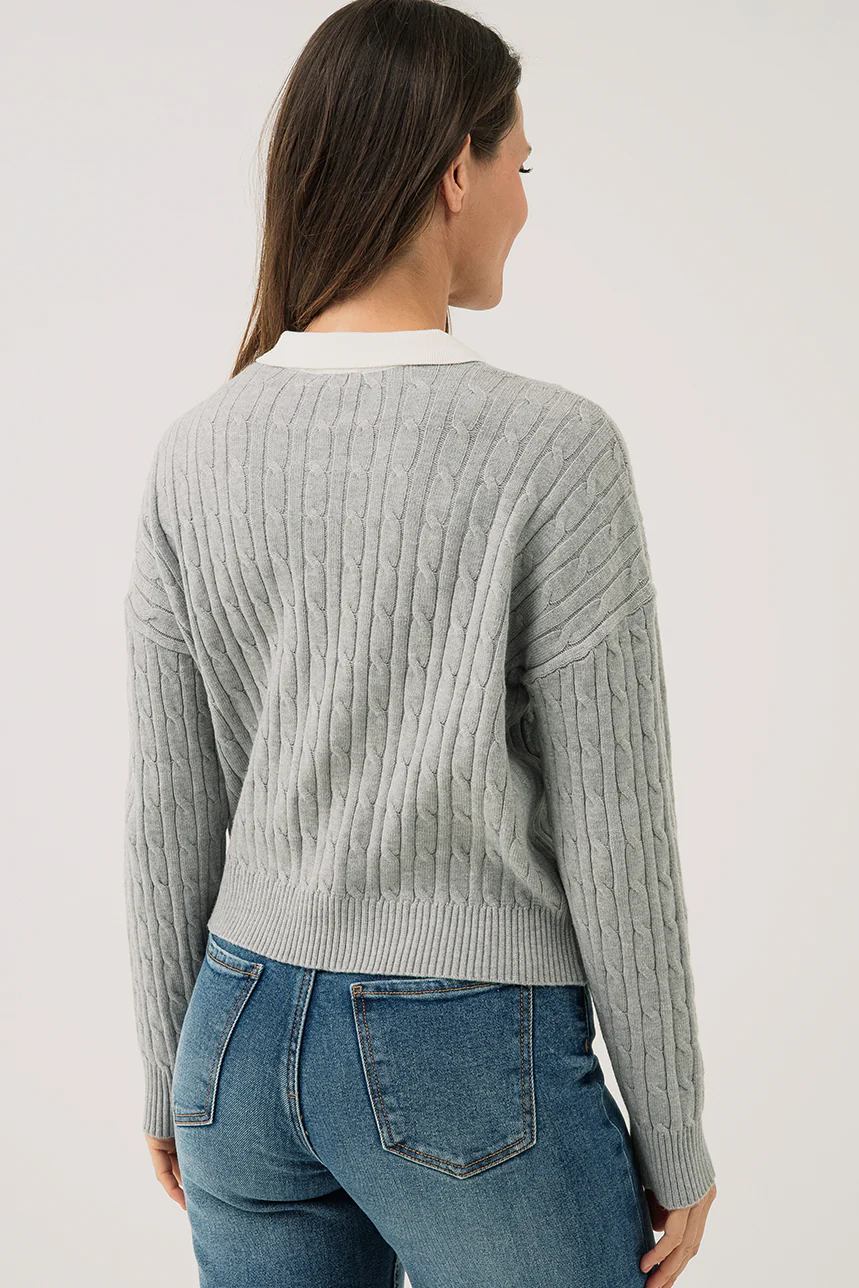 Le polo gris en tricot avec col blanc - Image 2