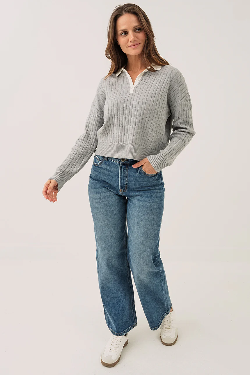 Le polo gris en tricot avec col blanc - Image 3