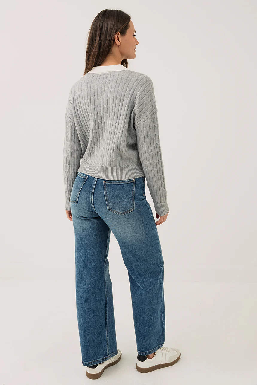 Le polo gris en tricot avec col blanc - Image 4