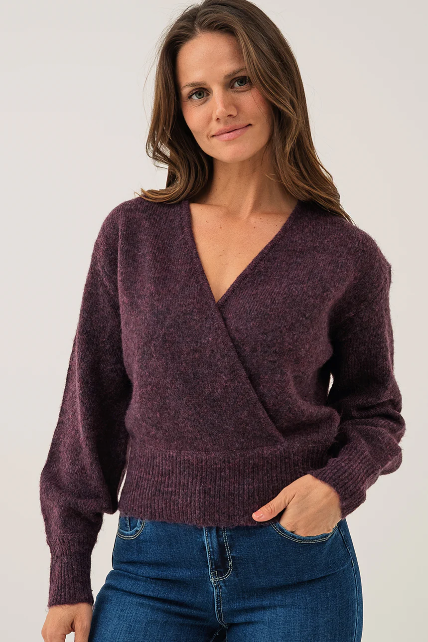 Le chandail en tricot cache-cœur