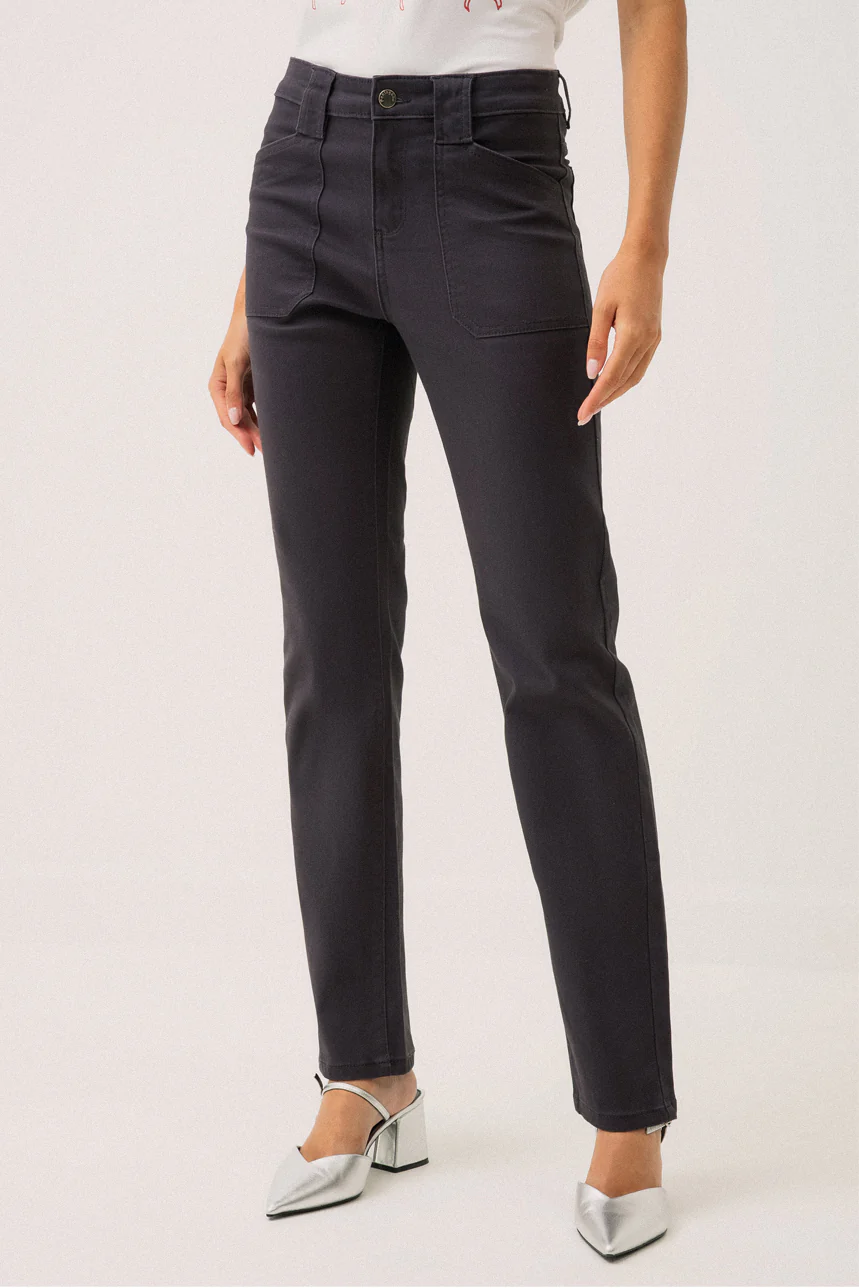 Le jeans de couleur droit avec poches appliquées