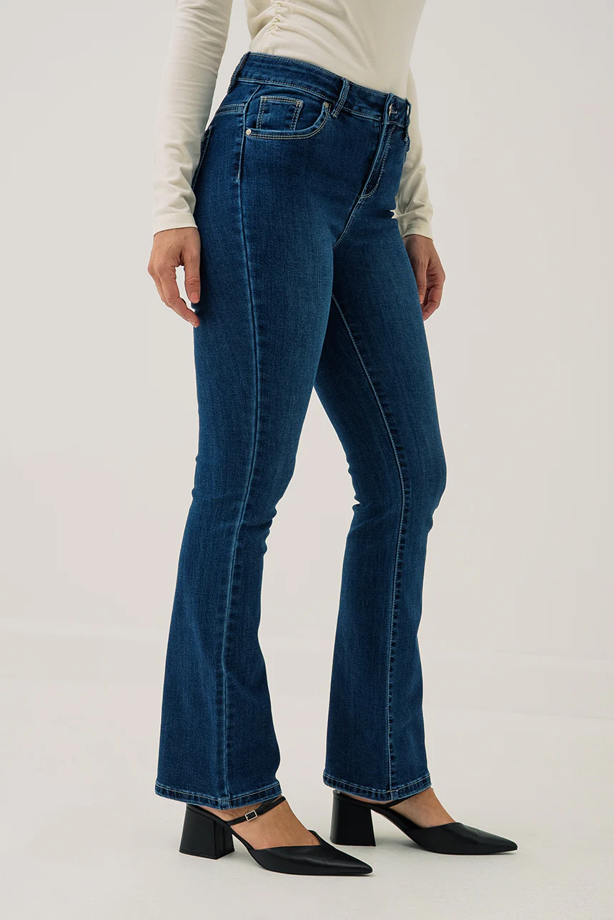 Le jeans évasé bleu | Modèle Estelle - Image 2