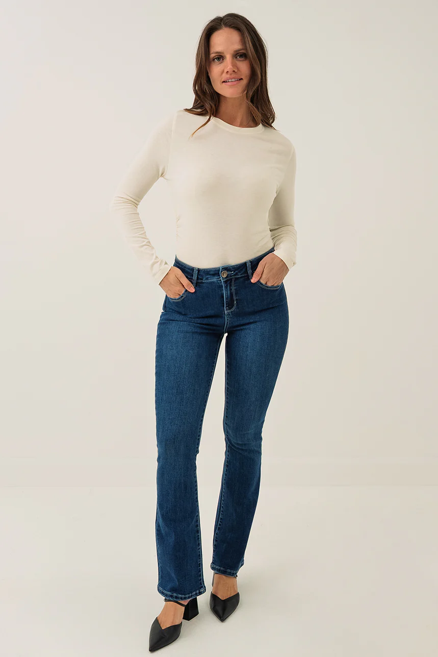 Le jeans évasé bleu | Modèle Estelle - Image 5