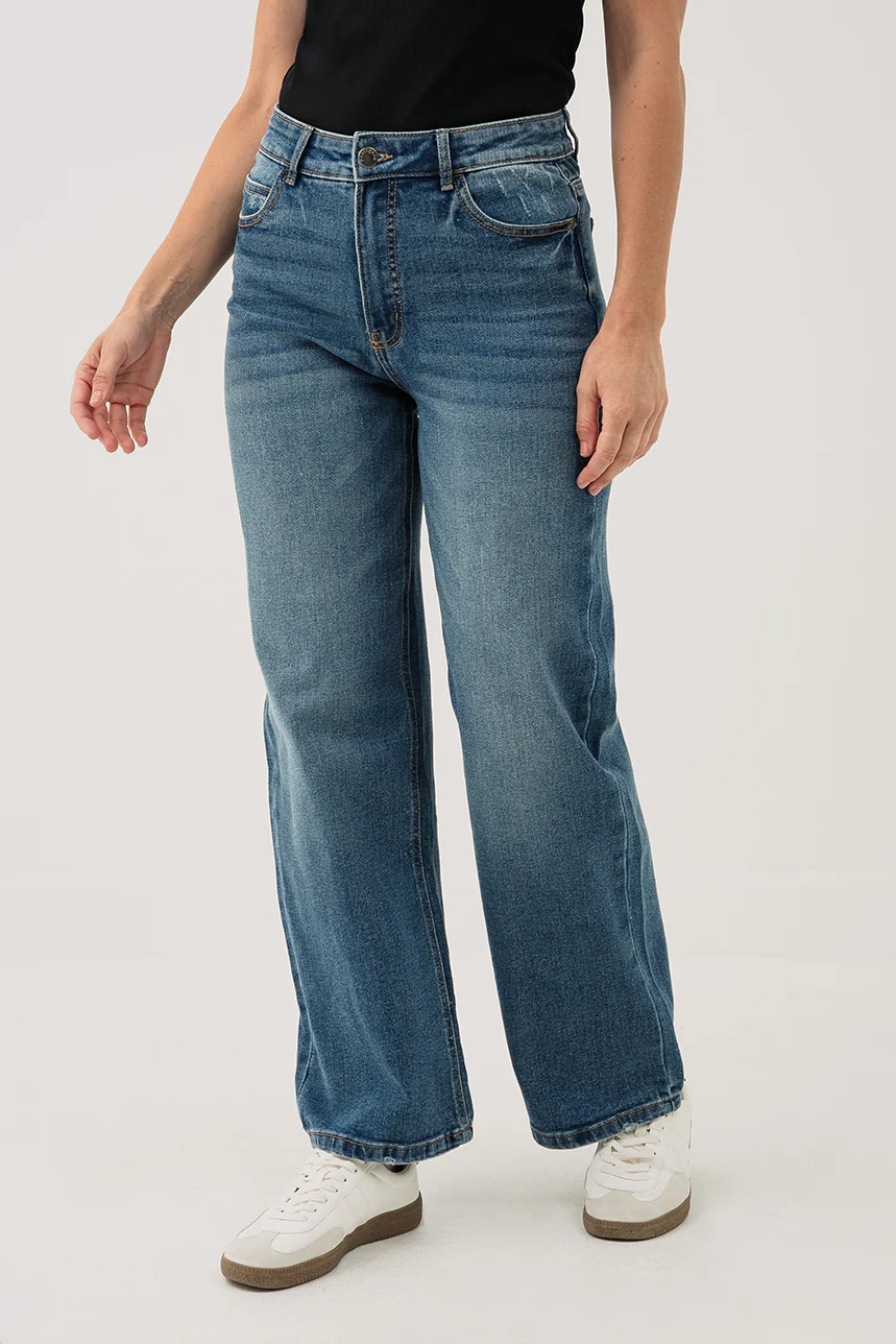 Le jeans bleu délavé à jambe large | Modèle Lily
