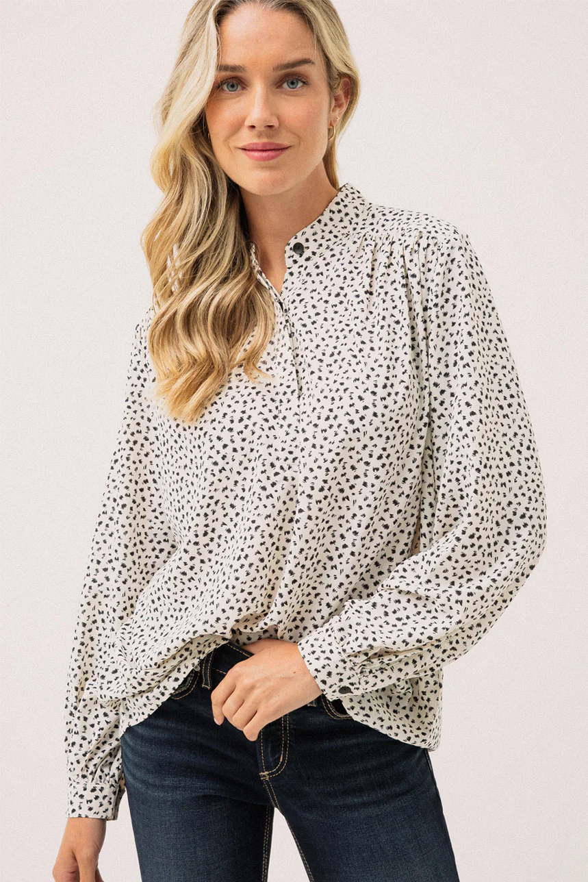 La blouse à motif abstrait blanc et noir