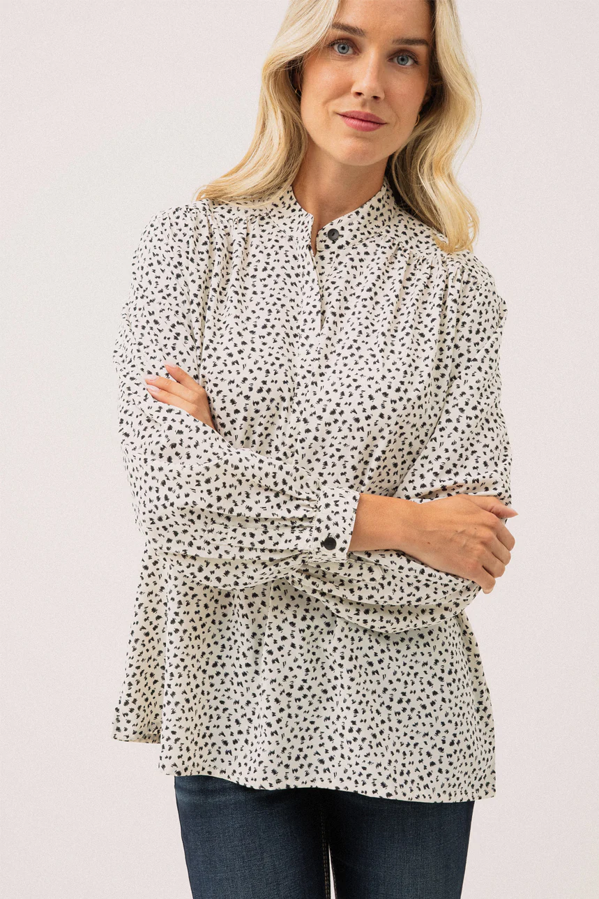 La blouse à motif abstrait blanc et noir - Image 2