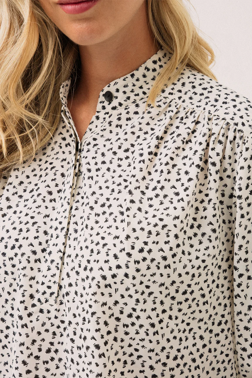 La blouse à motif abstrait blanc et noir - Image 3