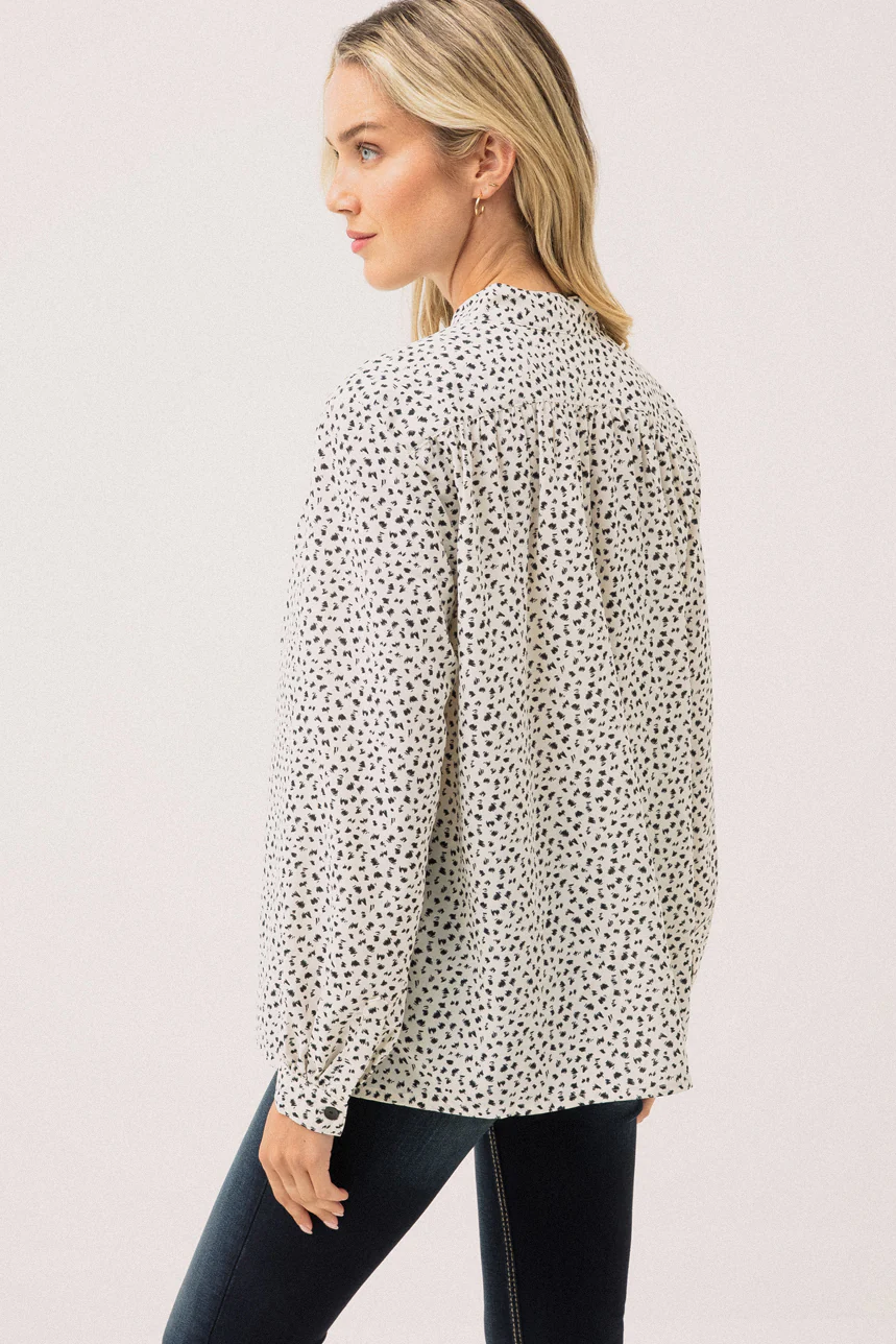 La blouse à motif abstrait blanc et noir - Image 4