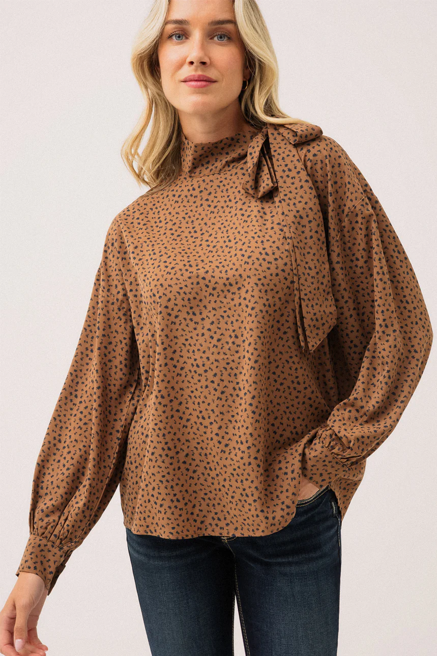 La blouse avec nœud au col à l'épaule
