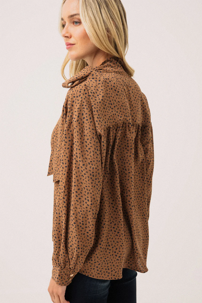 La blouse avec nœud au col à l'épaule - Image 3