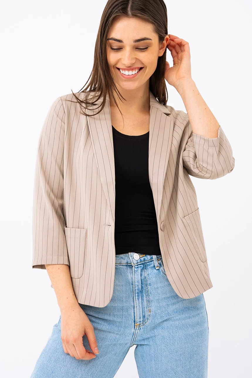 Le blazer minimaliste à rayures