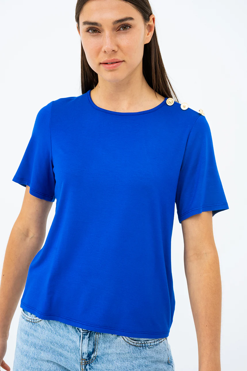 Le t-shirt uni à boutons décoratifs