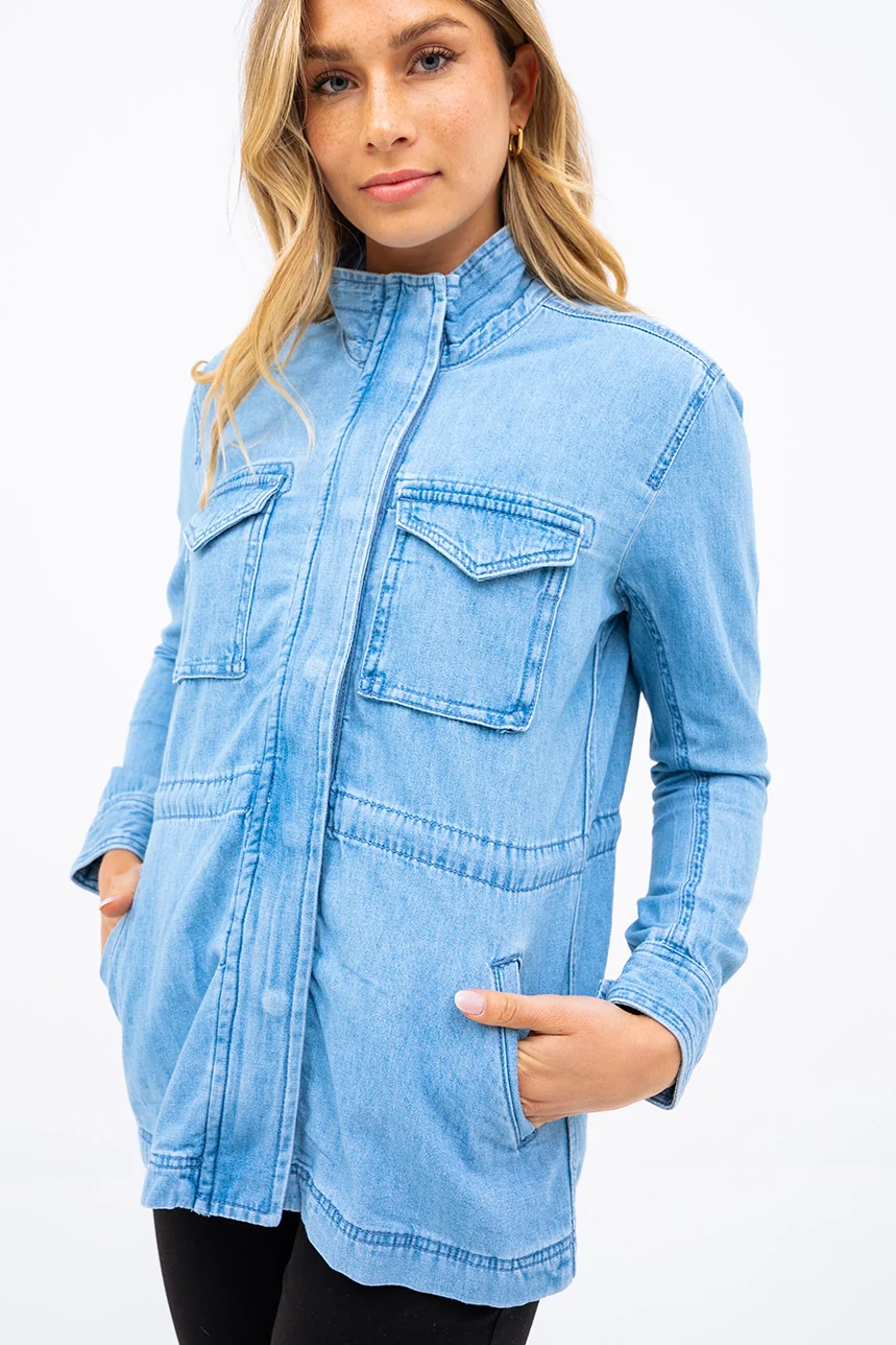 Le manteau en denim zippé